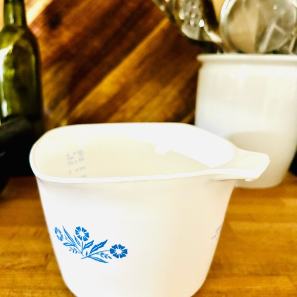 VTG CorningWare Blue Cornflower 2 Qt Gravy-Sauce Maker Mixing/Measure Bowl - Picture 2 of 9